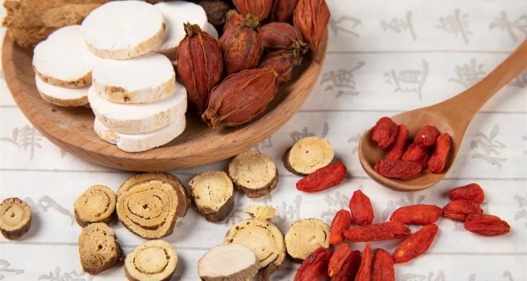 癌症患者问：打化疗时能不能吃中药？现在吃还来得及吗？看李忠教授咋说